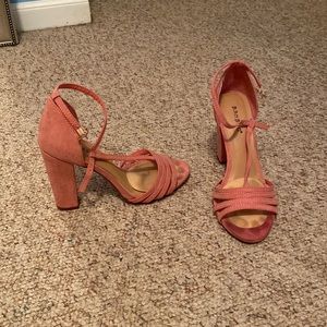 Worn a few times! Pretty pink! Still in great condition.
